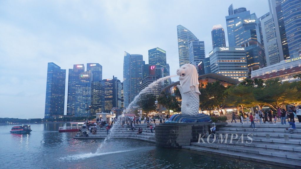 Wisatawan dari berbagai negara memadati kawasan Taman Merlion di Singapura, Selasa (16/4/2024) petang.