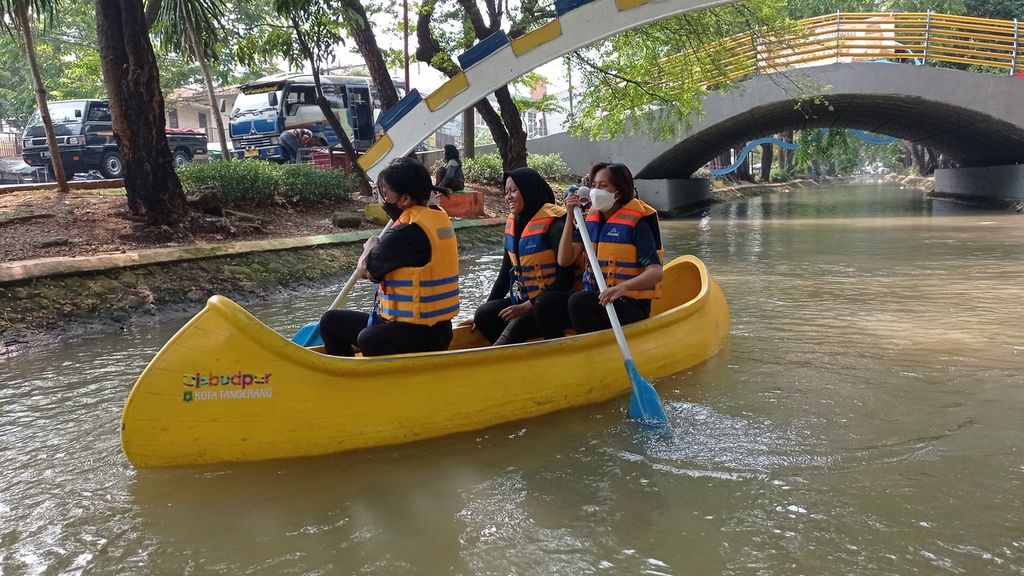 Wisata kano di Kali Sipon, Kota Tangerang, Banten, diminati warga dari Kota Tangerang dan luar kota, Sabtu (20/8/2022).