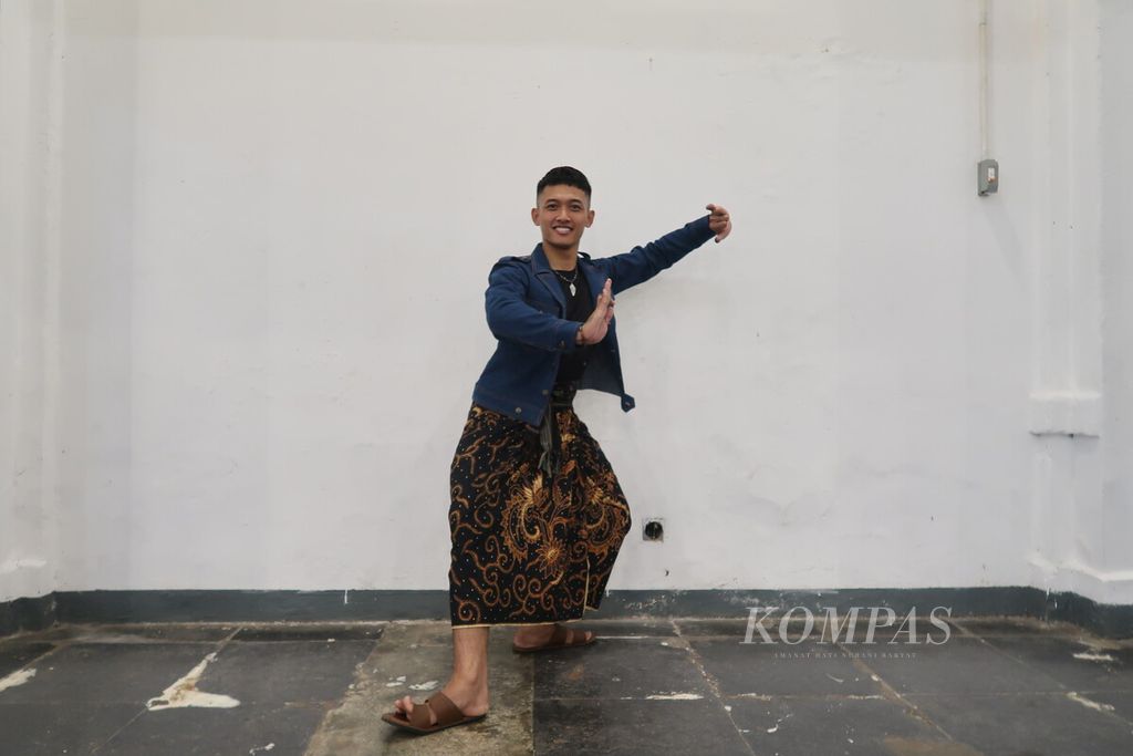 Bathara Saverigadi Dewandoro adalah penari, koreografer, dan sutradara pertunjukan dari Swargaloka. Bathara atau Ara berbicara tentang kiprahnya di dunia seni pertunjukan saat ditemui di Pos Bloc Jakarta, Jakarta, Jumat (22/12/2023). 