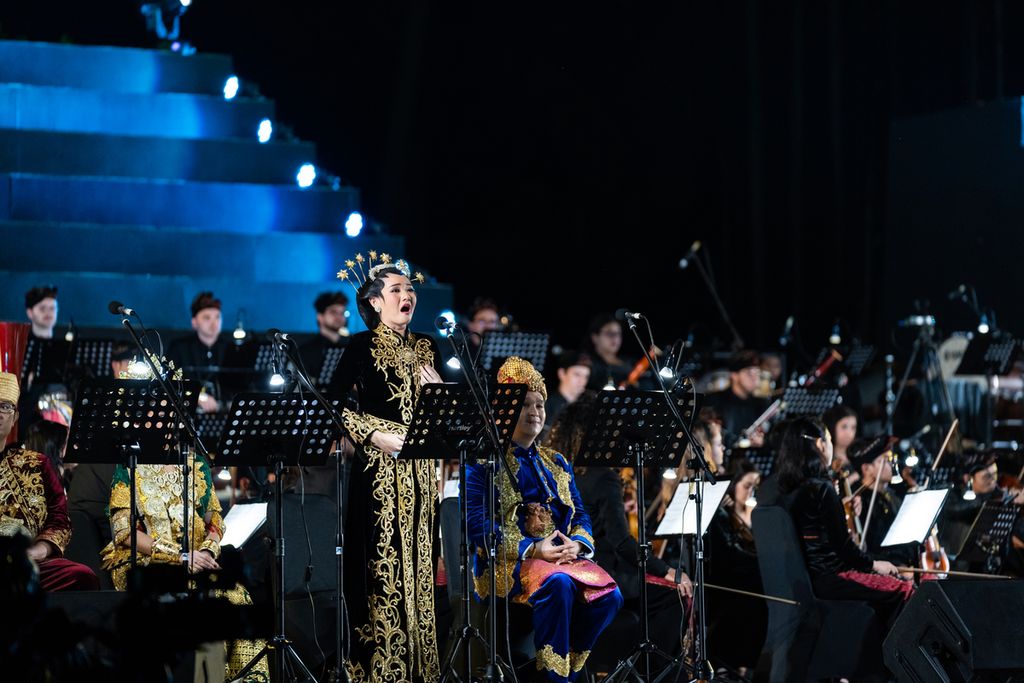 G20 Orchestra tampil perdana di Taman Lumbini, area Candi Borobudur, Magelang, Jawa Tengah, Senin (12/9/2022) malam. G20 Orchestra adalah kelompok para musisi dari negara-negara anggota G20 yang diinisiasi Indonesia pada presidensi G20 tahun ini. Keberadaan kelompok tersebut diharapkan dilanjutkan pada presidensi G20 selanjutnya. Adapun musik digunakan sebagai media menyatukan negara-negara G20 dan harapannya seluruh dunia.