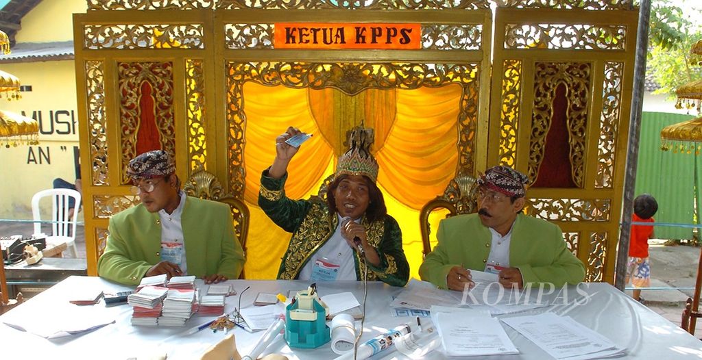 Dengan mengenakan pakaian adat jenggoloan, Ketua KPPS TPS 01 Kelurahan Magersari, Sidoarjo, Jawa Timur, menjelaskan cara memberikan suara sebelum pelaksanaan Pilkada Kabupaten Sidoarjo, 11 September 2005. 