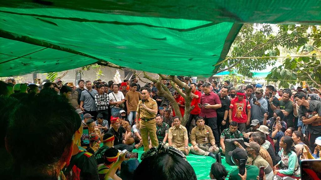 Ratusan warga berkumpul di rumah duka Gijik, anggota komunitas adat Bangkal yang tewas ditembak, pada Senin (9/10/2023). Saat itu, Gubernur Kalteng Sugianto Sabran mengunjungi keluarga korban dan menemui warga.