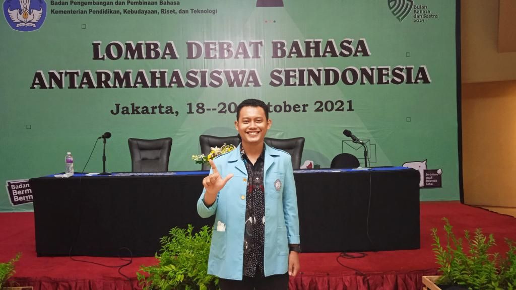 Mahasiswa Program Studi Sastra Indonesia Universitas Sebelas Maret, Surakarta, Pradana Ricardo, meraih berbagai prestasi, salah satunya juara debat antarmahasiswa.