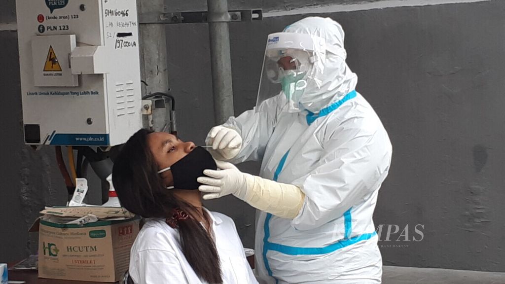 Seorang warga  menjalani tes PCR di Laboratorium Kesehatan Daerah (Labkesda) Kota Surabaya, Selasa (3/11/2020). 