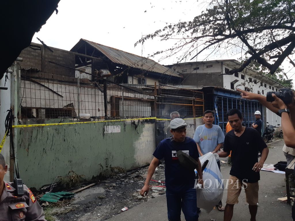 Warga mengevakuasi barang yang bisa diselamatkan dari kebakaran di Perkampungan Industri Kecil Kelurahan Penggilingan, Kecamatan Cakung, Jakarta Timur, pada Senin (5/2/2024).  