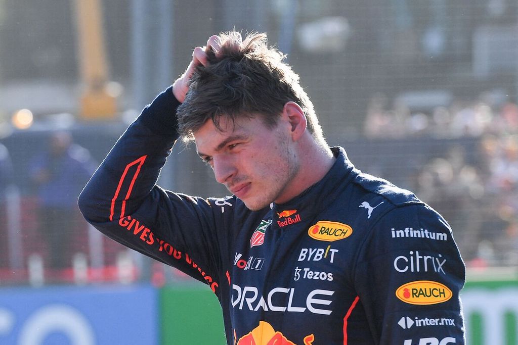 Pebalap Red Bull, Max Verstappen, menggaruk kepalanya setelah terpaksa gagal finis pada Grand Prix Formula 1 Australia di Sirkuit Albert Park, Melbourne, 10 April 2022. 