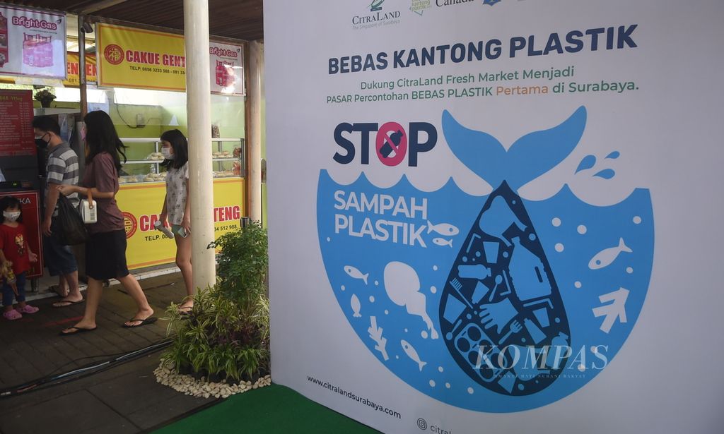 <i>Banner</i> ajakan bebas kantong plastik saat Peresmian Program Citraland Fresh Market Bebas Kantong Plastik di Surabaya, Minggu (9/1/2022).