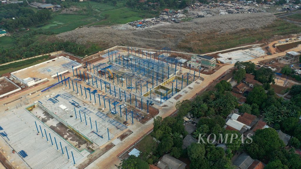 Foto udara pembangunan pabrik pengolah sampah menjadi produk setara batubara muda (<i>refused derived fuel</i>/RDF) di TPST Bantargebang, Kota Bekasi, Jawa Barat, Selasa (6/9/2022). 