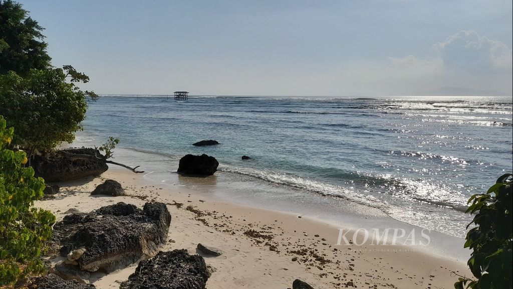 Suasana Pantai G-Land atau Pantai Plengkung di Taman Nasional Alas Purwo, Kabupaten Banyuwangi, Jawa Timur, Senin (23/5/2022), yang bakal menjadi lokasi Liga Selancar Dunia atau World Surf League, 27 Mei-6 Juni 2022.