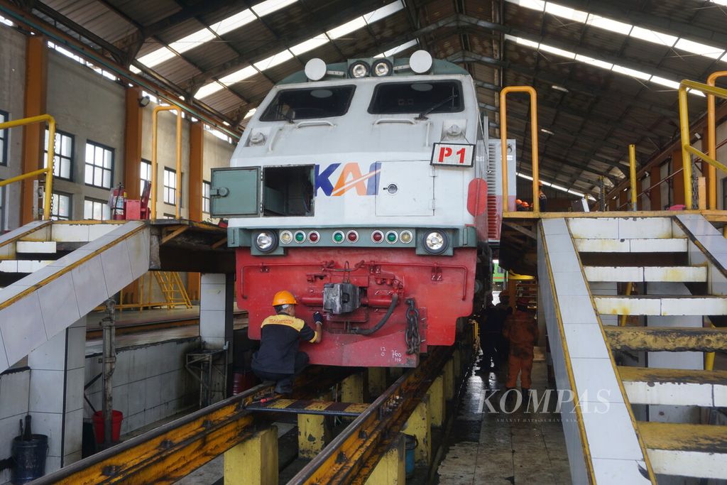 Para petugas sedang mengecek lokomotif di Depo Lokomotif Purwokerto, Kabupaten Banyumas, Jawa Tengah, Selasa (21/3/2023). Ada 29 lokomotif dan 165 kereta dari Daop 5 Purwokerto yang akan melayani penumpang saat Lebaran.