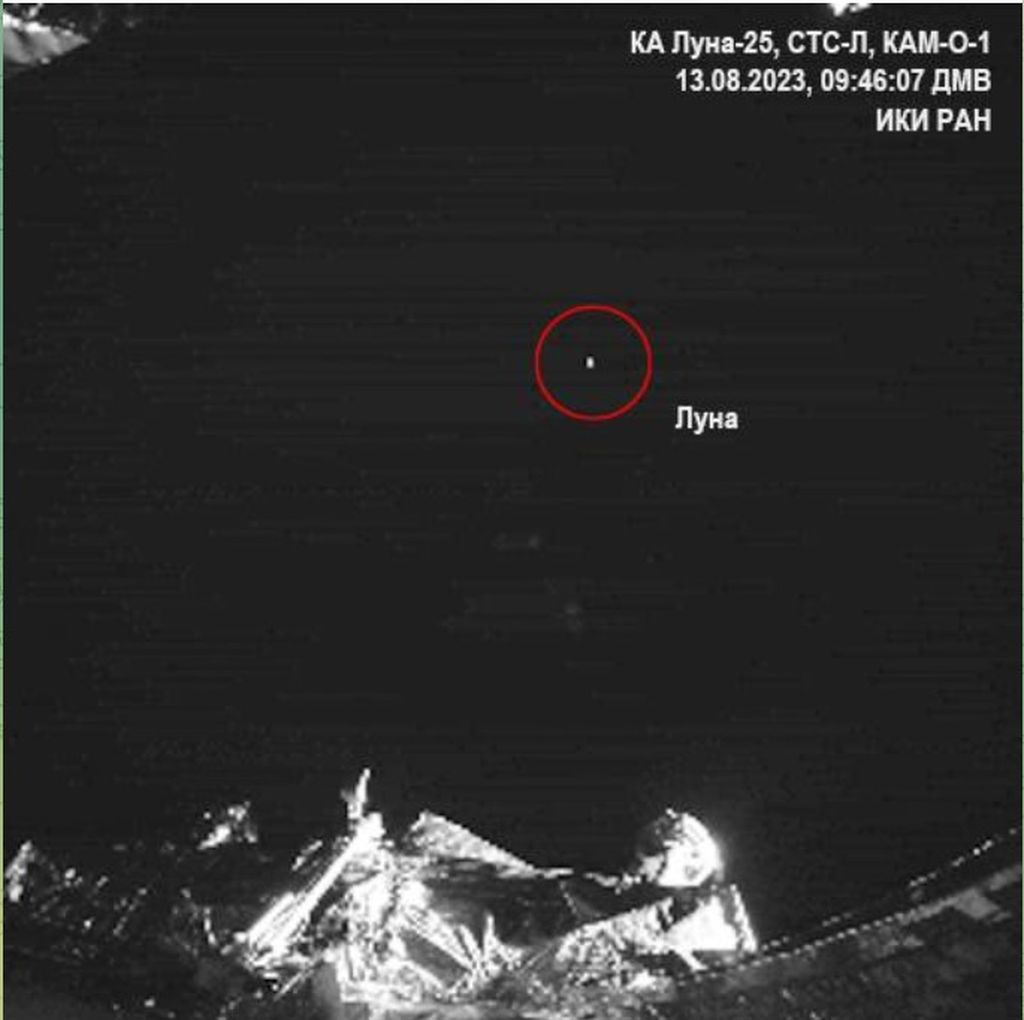 Citra Bulan (bulatan merah) yang diambil dari kamera milik wahana Luna-25 pada 13 Agustus 2023 selama perjalanan wahana tersebut menuju Bulan. Wahana ini akhirnya mengorbit Bulan pada 16 Agustus 2023 dan direncanakan akan mendarat di kutub selatan Bulan pada 21 Agustus 2023.
