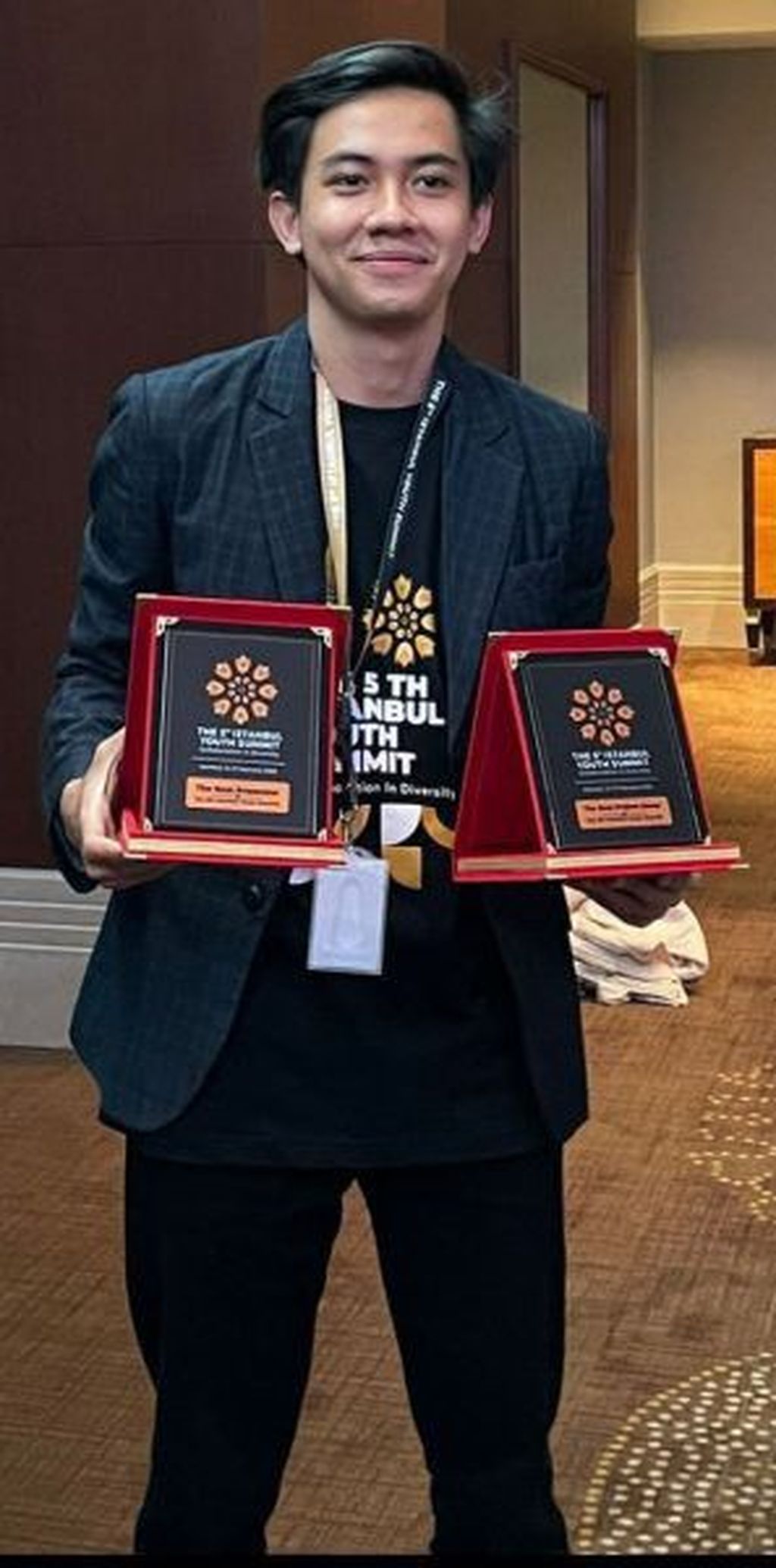 Adib Mumtaz Irfani menerima penghargaan Best Project Group dan Best Male Presenter pada 5 Istanbul Youth Summit 2022. 