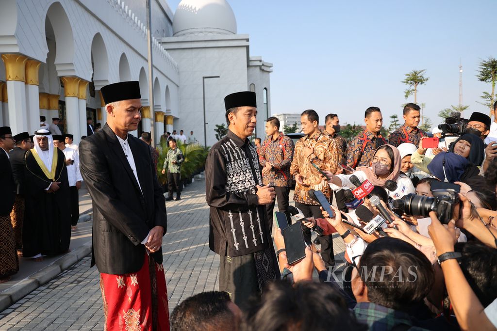Presiden Joko Widodo didampingi Gubernur Jawa Tengah Ganjar Pranowo menjawab pertanyaan wartawan seusai melaksanakan shalat Idul Fitri di Masjid Raya Sheik Zayed, Surakarta, Jawa Tengah, Sabtu (22/4/2023). 