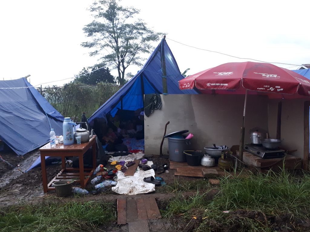 Salah satu tenda pengungsian di Kampung Selahuni, Nagrak, Cianjur, Jawa Barat, pada Sabtu (26/11/2022).