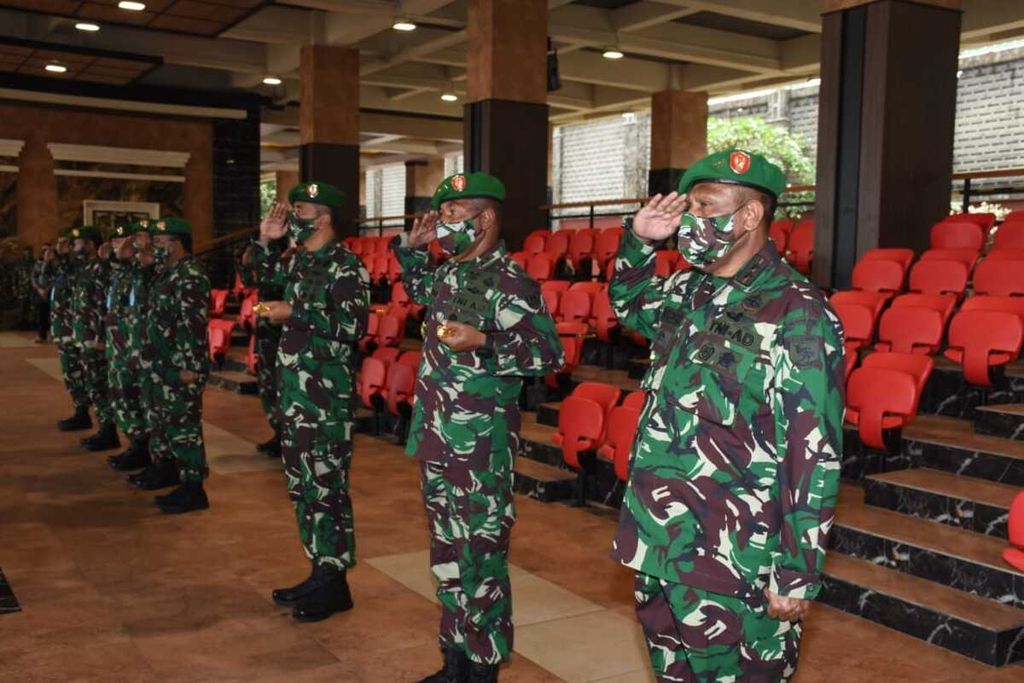 Sejumlah perwira tinggi TNI Angkatan Darat menjalani serah terima jabatan di Mabes TNI AD, Senin (11/5/2020). Pelantikan dilakukan dengan memperhatikan protokol pencegahan Covid-19.