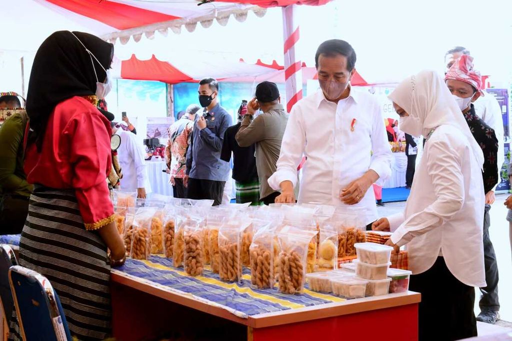 Di sela-sela kunjungan kerja ke Kabupaten Wakatobi, Sulawesi Tenggara, Presiden Joko Widodo dan Nyonya Iriana menyempatkan melihat produk-produk UMKM yang dipamerkan. Presiden juga sempat memborong produk pangan yang dijual, Kamis (9/6/2022). 