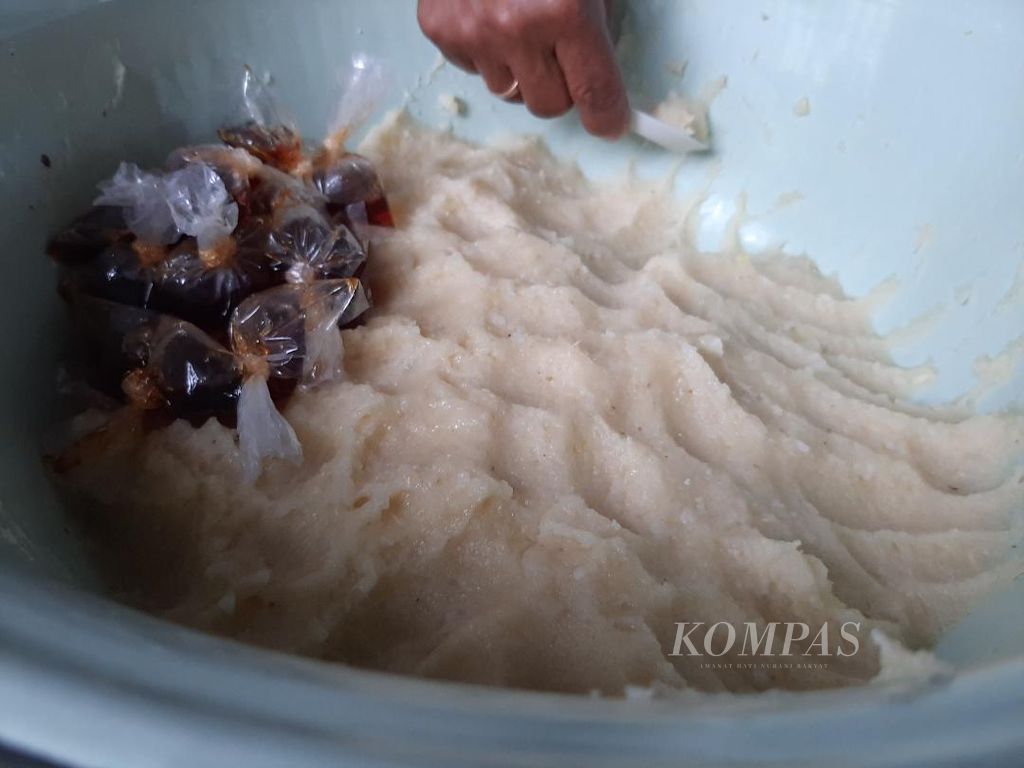 Adonan jemunak masih di dalam kuali siap dibungkus, Minggu (24/4/2022). Jemunak adalah makanan khas dari Desa Gunungpring, Kecamatan Muntilan, Kabupaten Magelang, Jateng.
