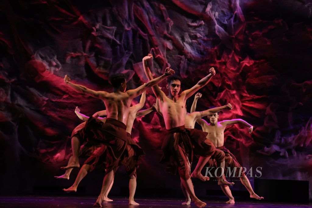 Sejumlah penari tampil dalam pertunjukan "Bedhayan Bocah Bajang" di Concert Hall Taman Budaya Yogyakarta, Yogyakarta, Rabu (19/10/2022) malam. 