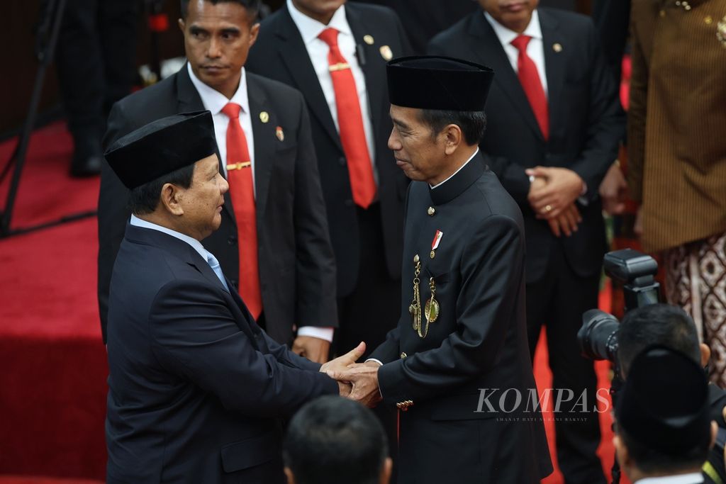 Presiden Joko Widodo bersalaman dengan presiden terpilih Prabowo Subianto di Sidang Tahunan MPR, Sidang Bersama DPR, dan DPD di Kompleks Parlemen, Senayan, Jakarta, Jumat (16/8/2024). 