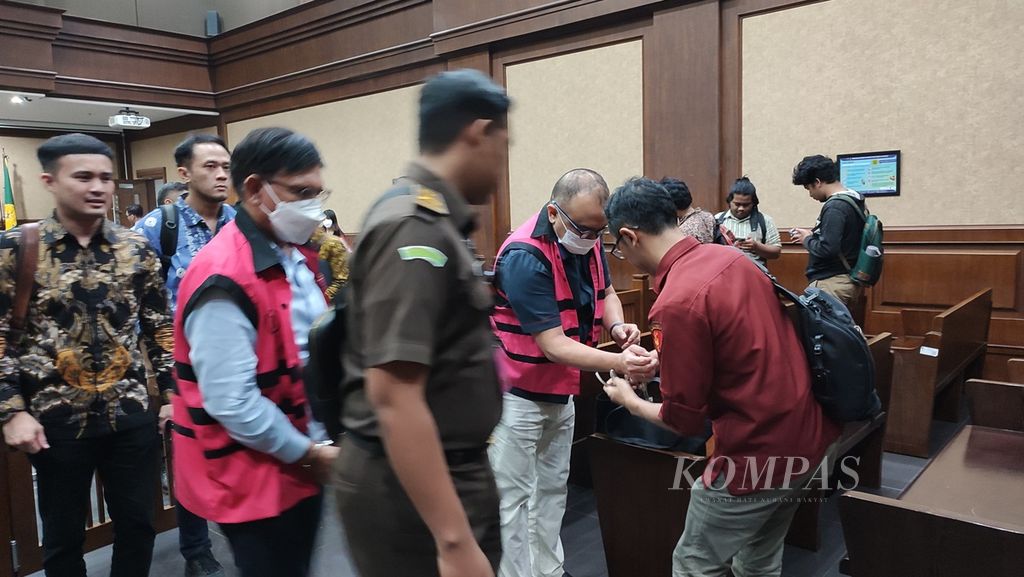 Bekas Menteri Komunikasi dan Informatika Johnny G Plate dan bekas Direktur Utama Bakti Anang Achmad Latif meninggalkan ruang sidang setelah menjalani persidangan di Pengadilan Tindak Pidana Korupsi Jakarta, Rabu (18/10/2023). 