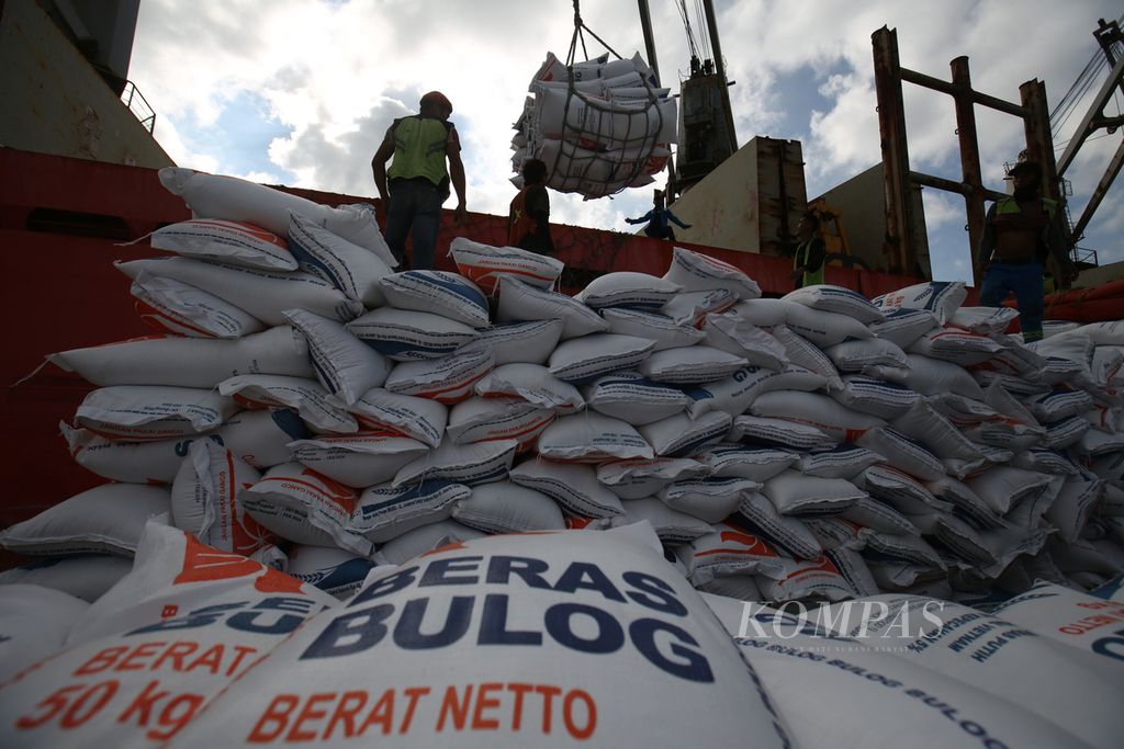 Buruh membongkar beras yang didatangkan dari Vietnam di Pelabuhan Tanjung Priok, Jakarta, Kamis (21/3/2024). 