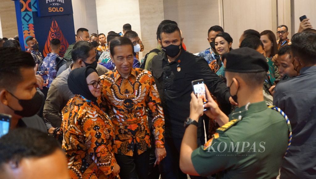 Presiden Joko Widodo berfoto bersama dengan peserta Munas Ke-17 Hipmi, di Kota Surakarta, Jawa Tengah, Senin (21/11/2022). Dalam kesempatan itu, Presiden berpesan agar elite politik menjaga kondusivitas menjelang Pemilu 2024.