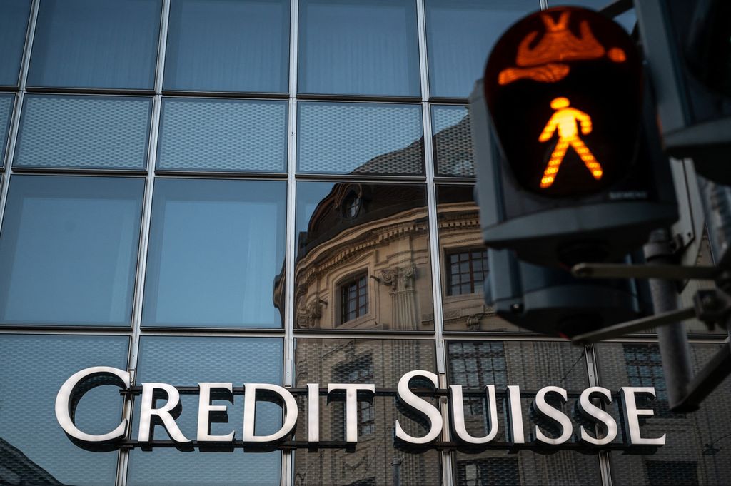 Arsip foto pada 4 April 2023 menunjukkan logo bank Credit Suisse di Basel menjelang rapat umum pemegang saham menyusul pengambilalihan bank tersebut oleh UBS. 