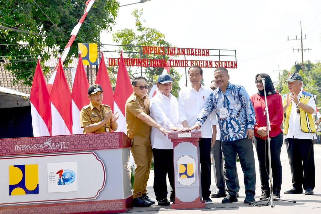 Presiden Joko Widodo meresmikan perbaikan jalan daerah di Provinsi Jawa Timur bagian selatan sepanjang 209,46 kilometer di Kabupaten Madiun, Jatim, Jumat (8/3/2024).