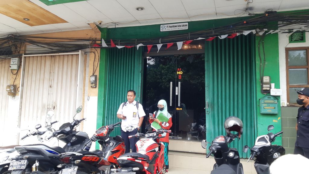 Petugas Kementerian Ketenagakerjaan melakukan inspeksi mendadak ke kantor PT PSL, perusahaan perekrut dan penyalur tenaga kerja, di Kecamatan Cengkareng, Jakarta Barat, Selasa (10/9/2024).