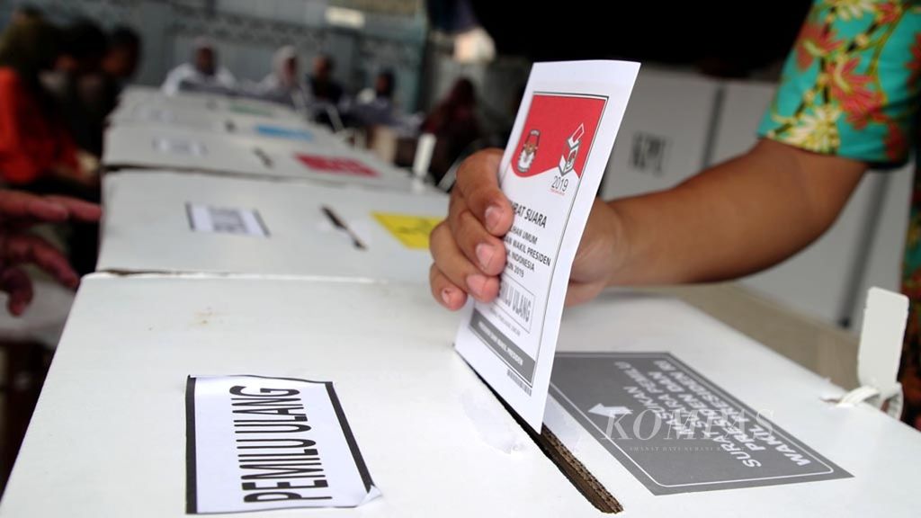 Warga memasukkan surat suara dalam pemungutan suara ulang di TPS 71, Kelurahan Cempaka Putih, Kecamatan Ciputat Timur, Tangerang Selatan, Rabu (24/4/2019). 