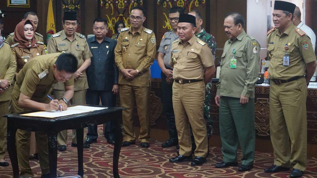 Ilustrasi. Bupati Barito Utara Nadalsyah bersama 13 unsur pimpinan daerah lainnya di Kalteng menandatangani kesepakatan untuk menanggulangi sertamencegah kebakaran hutan dan lahan tahun 2020, di Palangkaraya, Senin (4/11/2019).