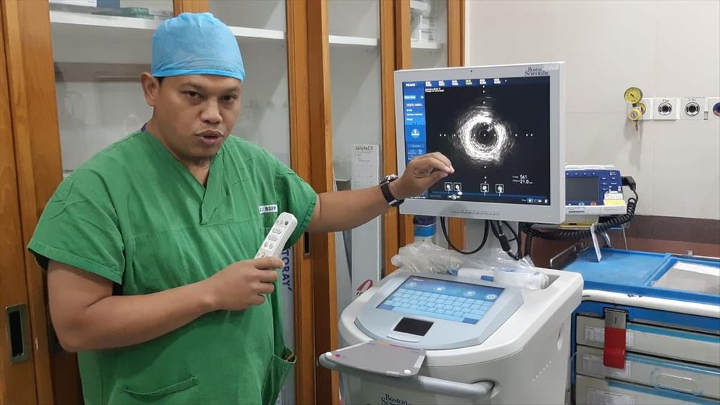Seorang petugas kesehatan menunjukkan alat IVUS atau Intravascular Ultrasound.