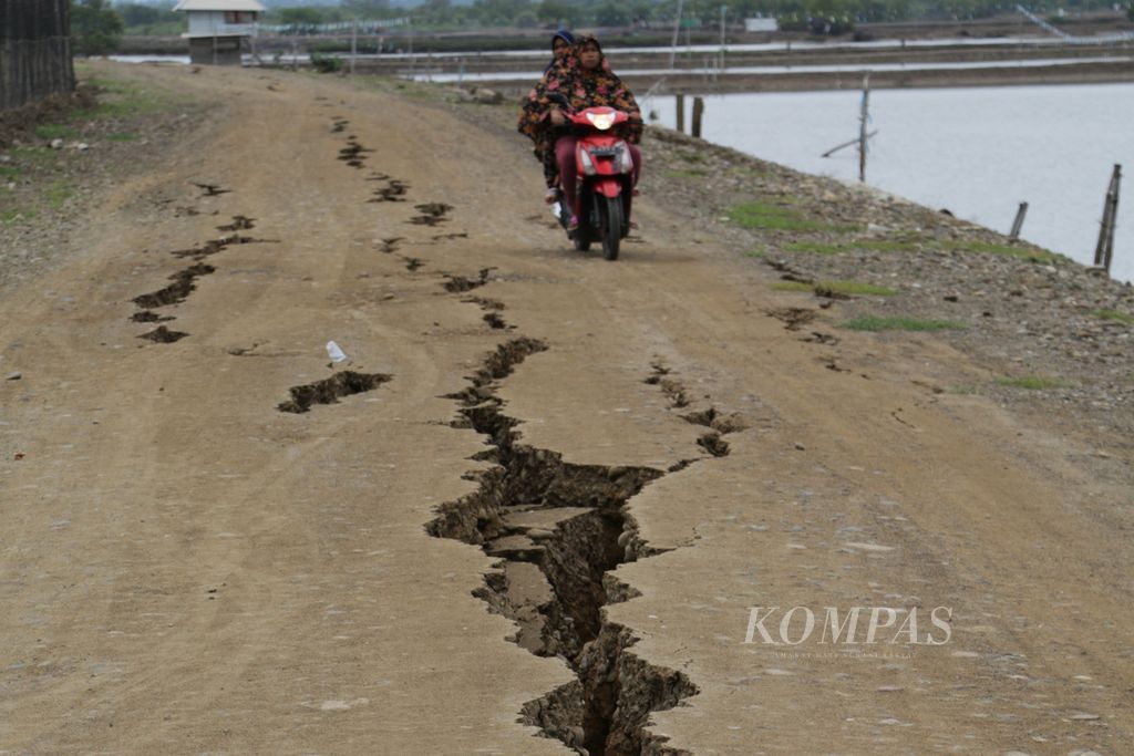 Salah satu ruas jalan yang retak di Pidie Jaya, Aceh, saat gempa pada 7 Dsember 2016. Patahan aktif di Pidie Jaya sebelumnya tidak terdeteksi. Sepanjang Januari-Februari 2017, terjadi puluhan kali gempa di Pidie Jaya.