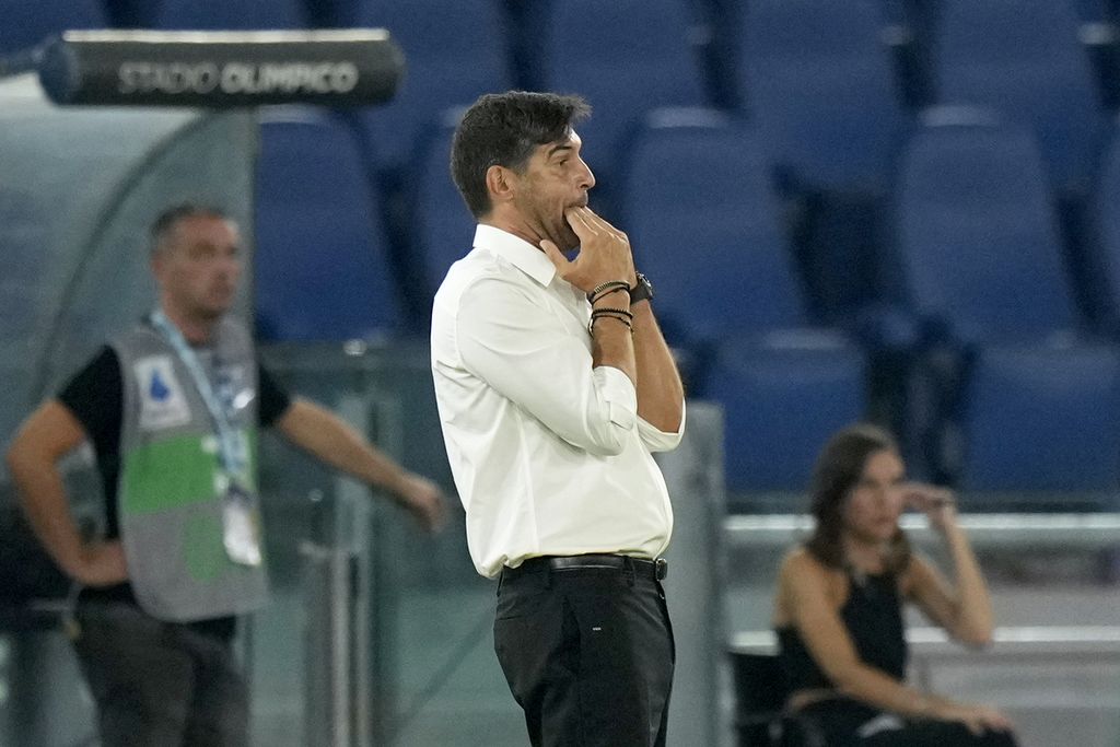 Ekspresi Pelatih AC Milan Paulo Fonseca saat mendampingi timnya menghadapi Lazio pada laga di Stadion Olimpico, Roma, Italia, Minggu (1/9/2024) dini hari WIB. Laga itu berakhir imbang, 2-2.