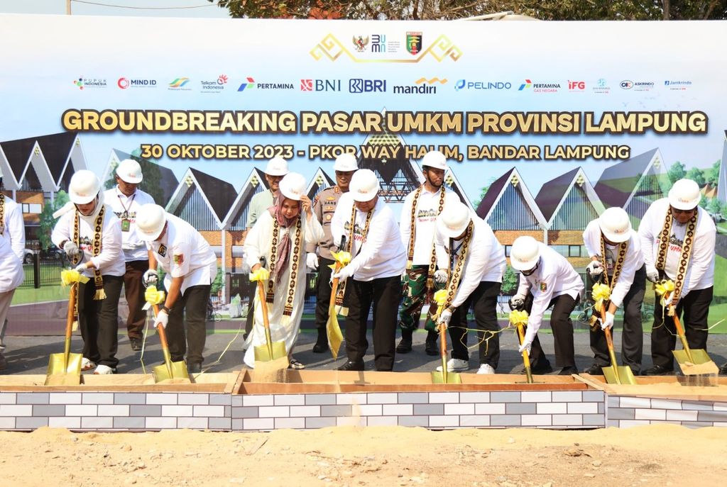 Peletakan batu pertama pembangunan pasar UMKM di kompleks PKOR Way Halim yang dilakukan pada Senin (30/10/2023). 