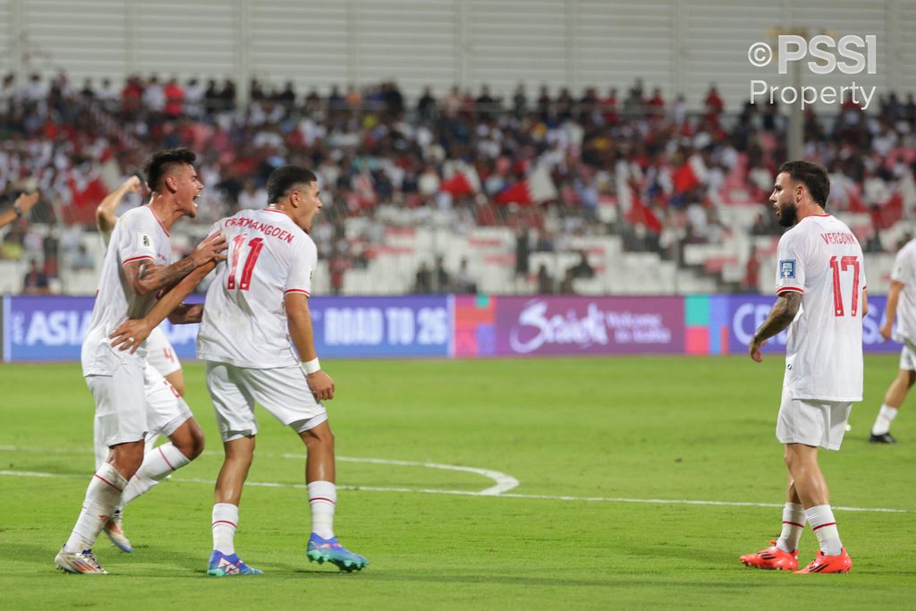 Ragnar Oratmangoen (kedua dari kiri), penyerang Indonesia, merayakan golnya ke gawang Bahrain bersama Mees Hilgers (kiri) dan Calvin Verdonk (kanan) pada laga kualifikasi Piala Dunia 2026, Kamis (10/10/2024), di Stadion Nasional Bahrain, Riffa. Laga itu berakhir imbang, 2-2. Indonesia selanjutnya akan menghadapi China.