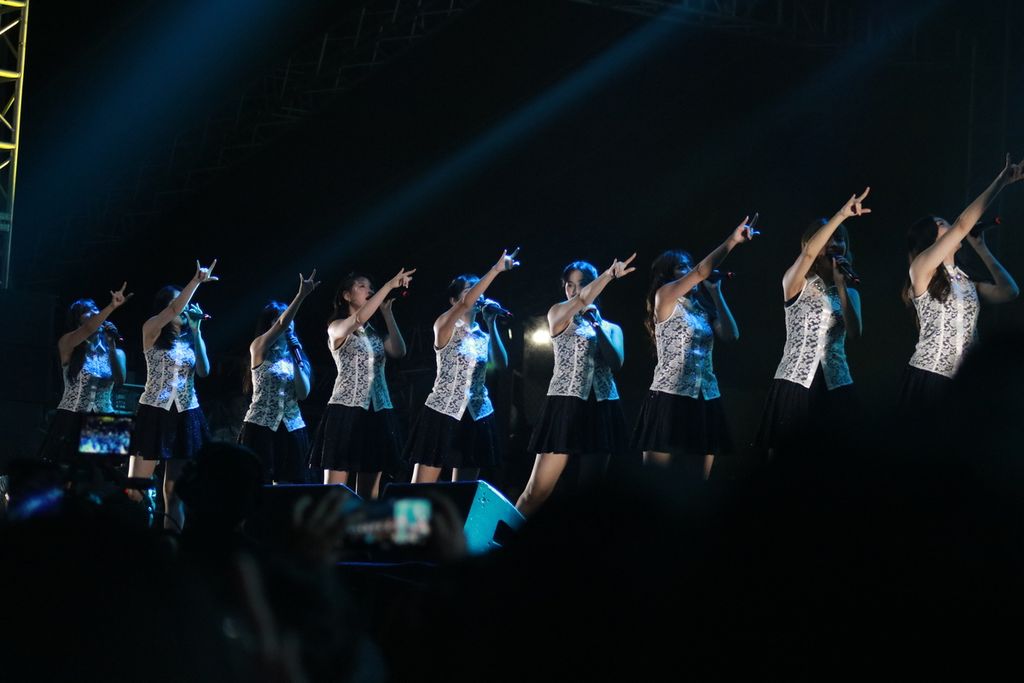 Penampilan JKT48 di ajang Joyland Festival pada Sabtu (5/11/2022) di Gelora Bung Karno, Jakarta.