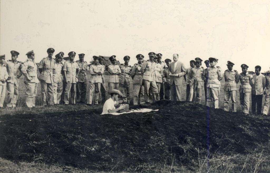 Demonstrasi penembakan roket di Halim Perdanakusuma dalam rangka HUT ke XIV AURI, 9 April 1960. 