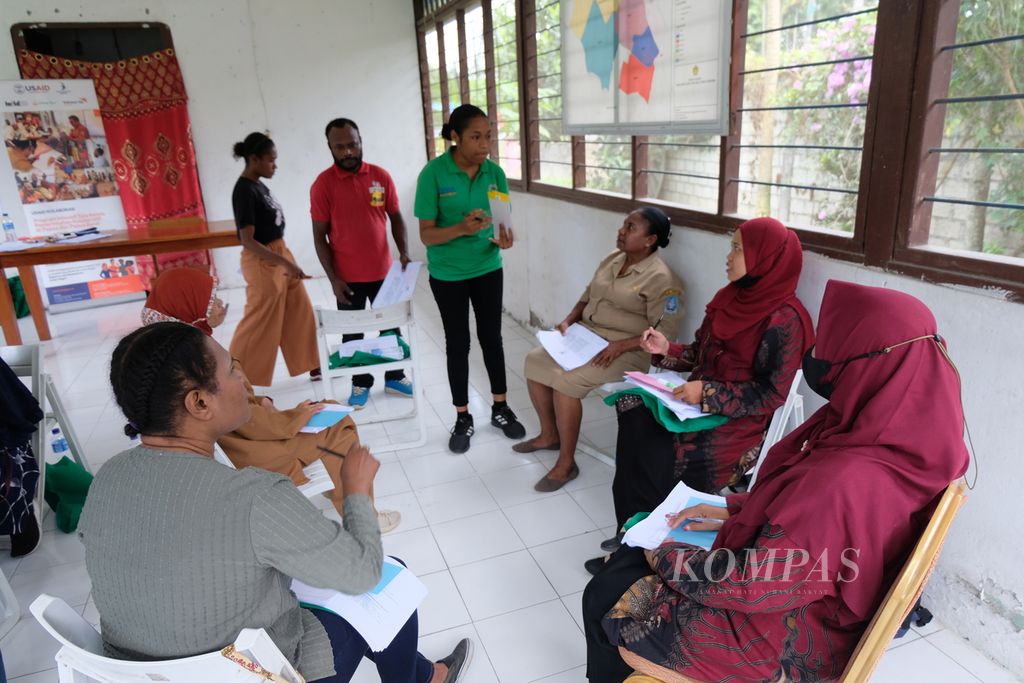 Suasana diskusi antarwarga di Kelurahan Dobonsolo, Distrik Sentani, Kabupaten Jayapura, Papua, Selasa (29/8/2023). Diskusi ini adalah bagian dari program USAID Kolaborasi, yaitu Suara dan Aksi Masyarakat. Kegiatan ini untuk mengadvokasi masyarakat tentang kebijakan otonomi khusus (otsus) Papua jilid kedua. Masyarakat diharapkan paham hak-haknya dan bisa aktif berpartisipasi di pelaksanaan otsus.