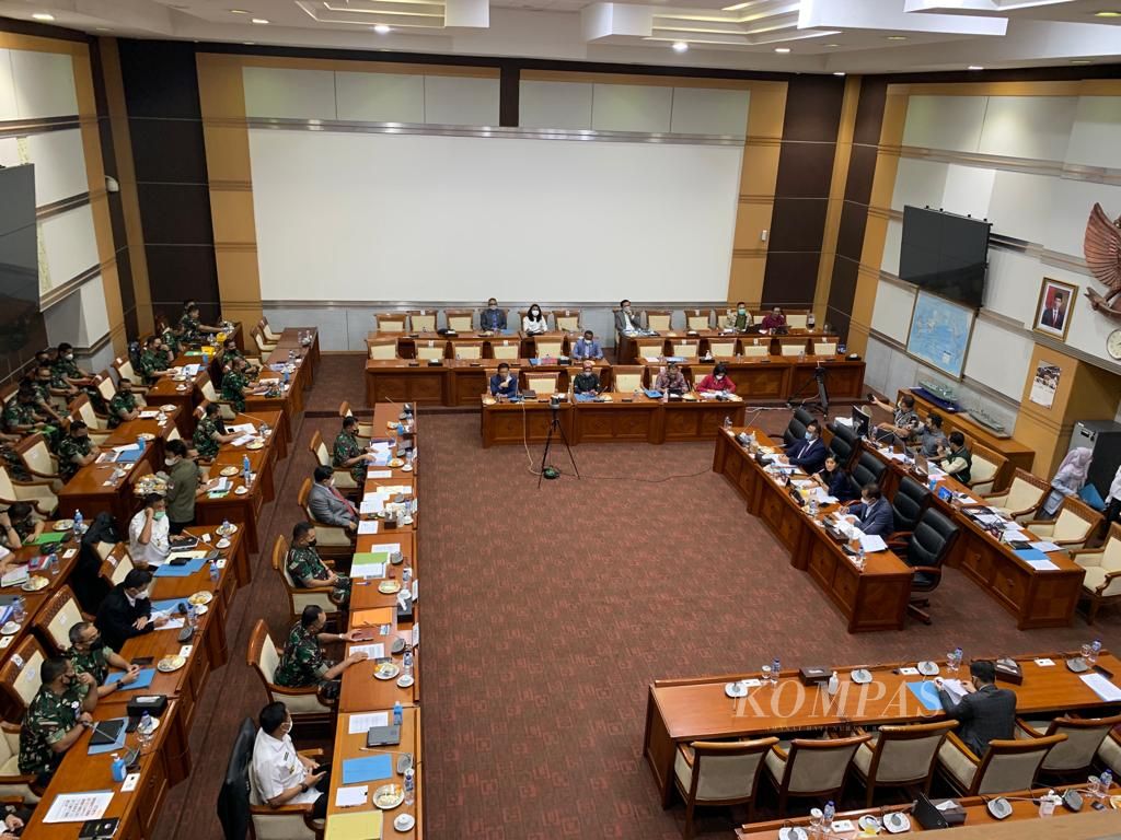 The atmosphere of the working meeting of the House of Representatives Commission I with Defense Minister Prabowo Subianto, Army Chief of Staff General Dudung Abdurachman, Navy Chief of Staff Admiral Yudo Margono, and Air Force Chief of Staff Marshal Fadjar Prasetyo at the Parliament complex, Jakarta, Thursday (27/1/2022).