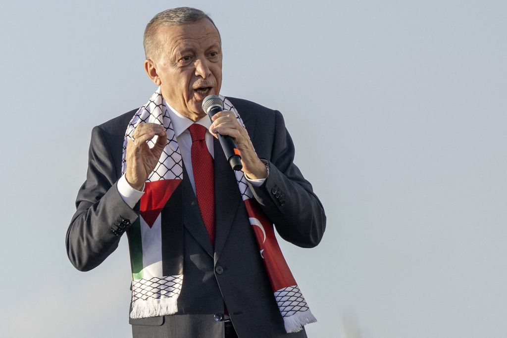 Presiden Turki Recep Tayyip Erdogan berorasi dalam acara solidaritas Palestina yang diselenggarakan partai AKP pimpinannya di Istanbul, Turki, 28 Oktober 2023. 