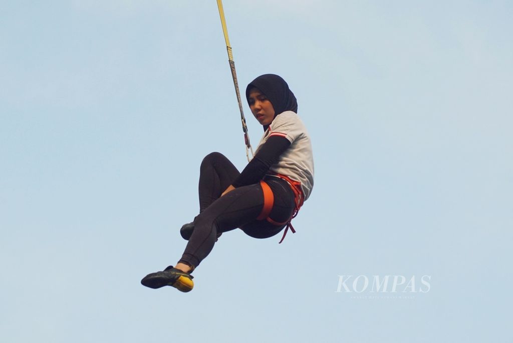 Atlet panjat tebing nomor <i>speed </i>Indonesia, Rajiah Sallsabillah, berlatih di pemusatan latihan nasional panjat tebing di Hotel Santika Premiere, Kota Harapan Indah, Bekasi, Jawa Barat, Sabtu (13/7/2024).