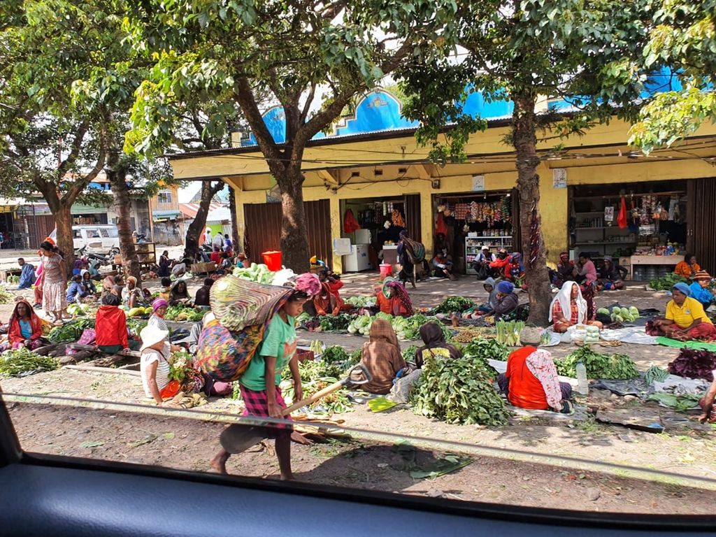 Tampak aktivitas para pedagang di Pasar Sinakma, Wamena, Kabupaten Jayawijaya, Papua, Sabtu (5/10/2019).