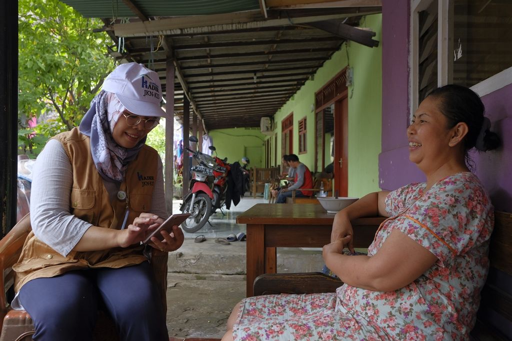 Tri (38), salah satu kader Jaminan Kesehatan Nasional-Kartu Indonesia Sehat (JKN-KIS) sedang mengunjungi salah satu warga di Kelurahan Ciputat, Ciputat, Tangerang Selatan, Banten (12/11/2019).