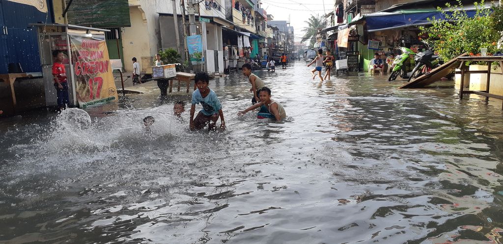 Banjir yang menggenangi permukiman warga Muara Angke, Penjaringan, Jakarta Utara, pada awal 2020.