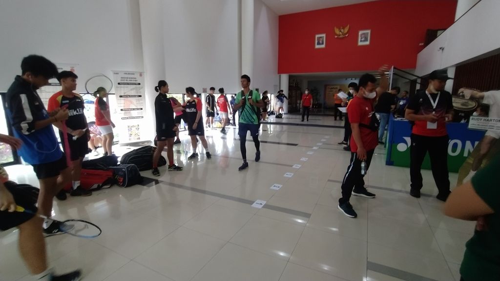 Para pebulu tangkis tengah mempersiapkan diri di Lobi Gedung Olahraga PB Jaya Raya, Kota Tangerang Selatan, Banten, Selasa (2/11/2022), sebelum berlaga pada Kejuaraan Internasional Bulu Tangkis Yunior Yonex Sunrise Junior International Challenge 2022.
