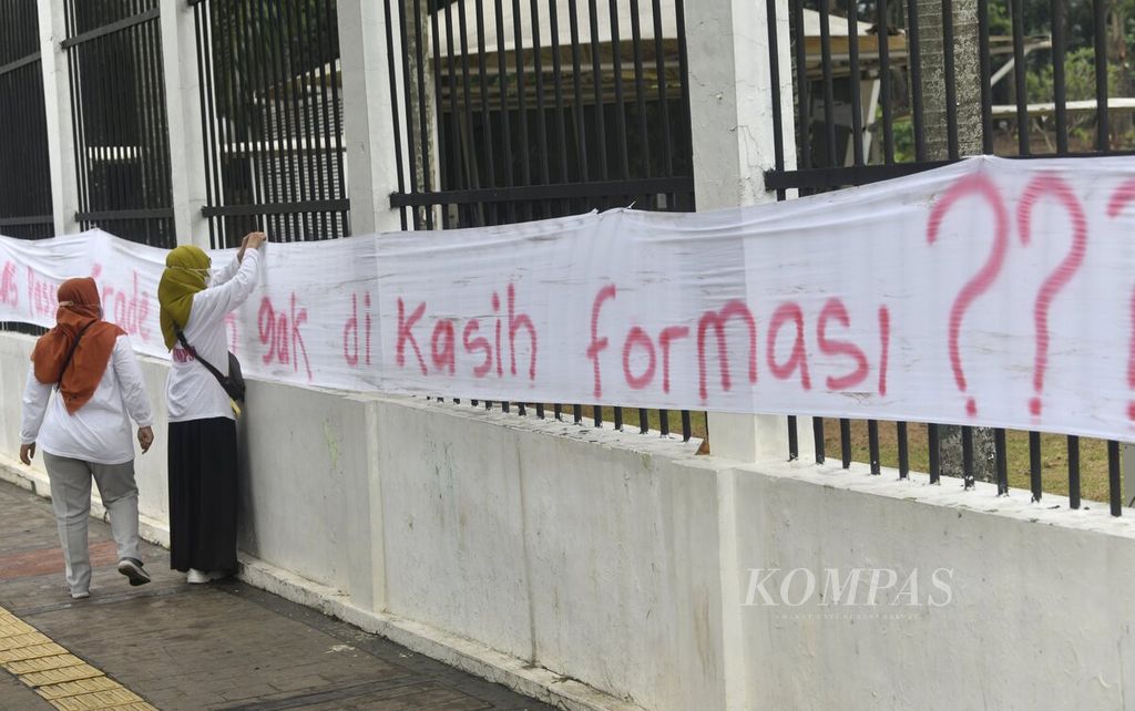 Sejumlah guru yang tergabung dalam Forum Guru Honorer Negeri Lulus Passing Grade Seluruh Indonesia menyampaikan aspirasi terkait nasib mereka yang tidak mendapat formasi di depan Gedung DPR, Senayan, Jakarta, Kamis (17/2/2022). 