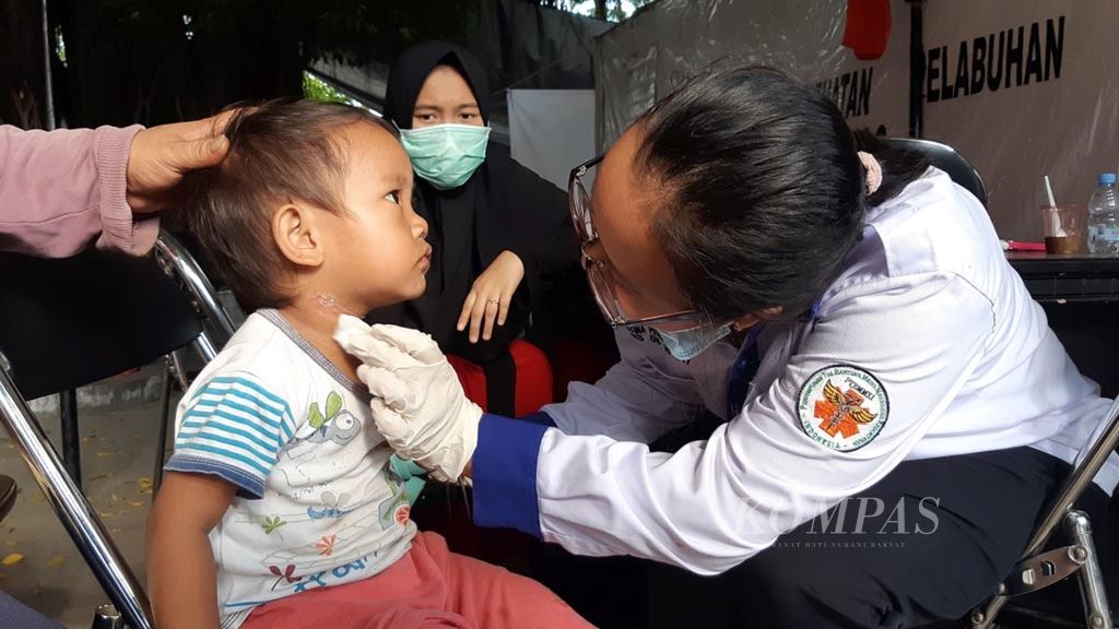 Penyintas bencana gempa, tsunami, dan likuifaksi Malik (2) diperiksa kesehatannya oleh sukarelawan dari Universitas Kedokteran Tadulako di Posko Induk Kesehatan Provinsi Sulawesi Tengah, di Palu, Minggu (28/10/2018). 