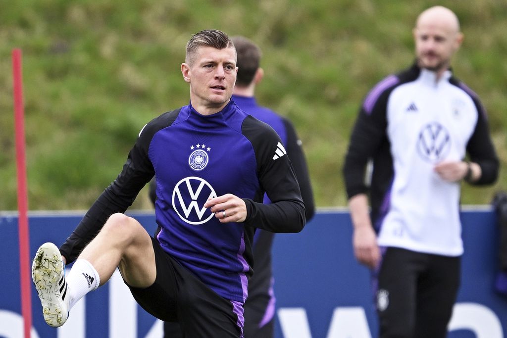 German player, Toni Kroos, practiced with his teammates in the German national team at the DFB Campus in Frankfurt on Tuesday (19/3/2024). Germany will face France in a friendly match in Lyon on Sunday (24/3/2024) early morning WIB.