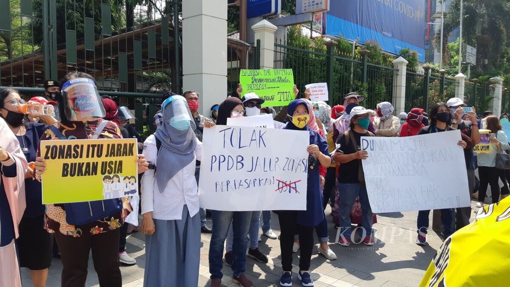 Suasana unjuk rasa memprotes cara penerimaan peserta didik baru di DKI Jakarta yang menggunakan usia, bukan jarak rumah ke sekolah. Demonstrasi dilakukan di depan Kementerian Pendidikan dan Kebudayaan, Jakarta, Senin (29/6/2020).